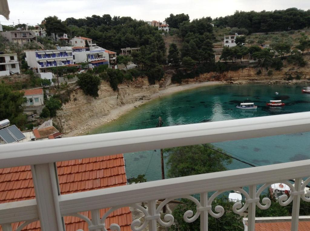 Kostas Rooms Votsi  Bilik gambar
