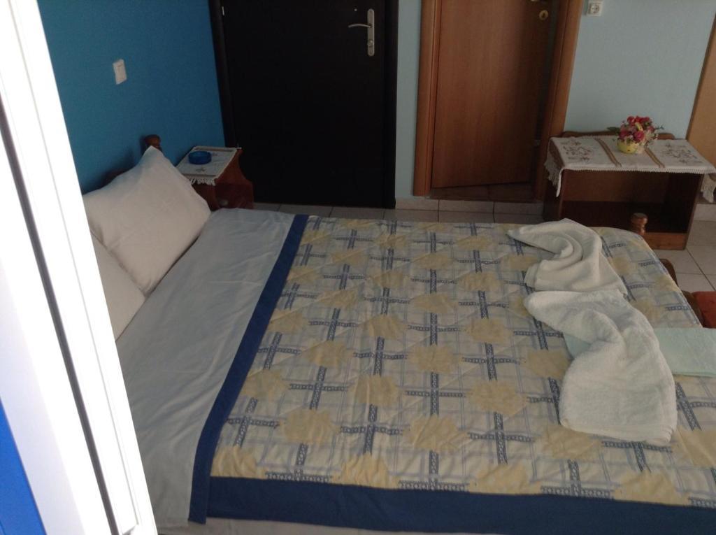 Kostas Rooms Votsi  Bilik gambar