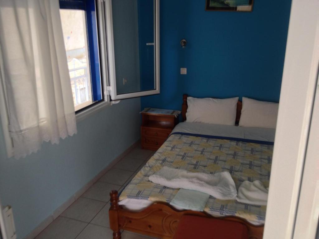 Kostas Rooms Votsi  Bilik gambar