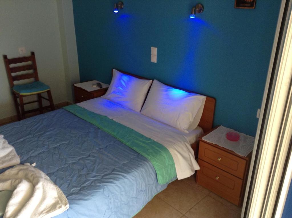Kostas Rooms Votsi  Bilik gambar