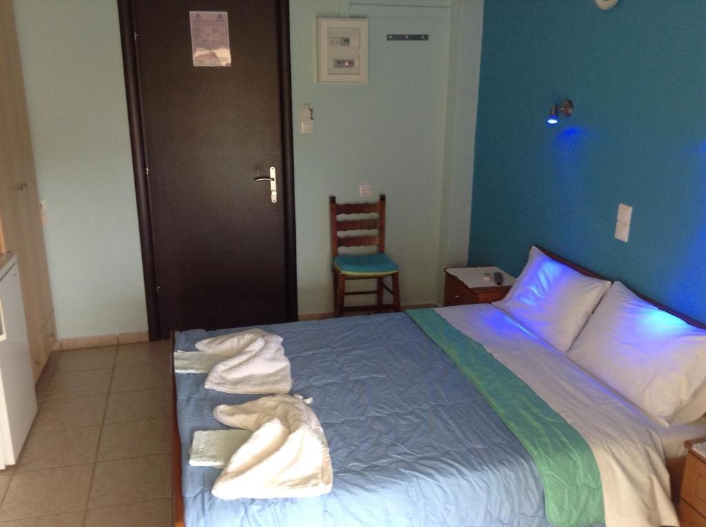 Kostas Rooms Votsi  Bilik gambar