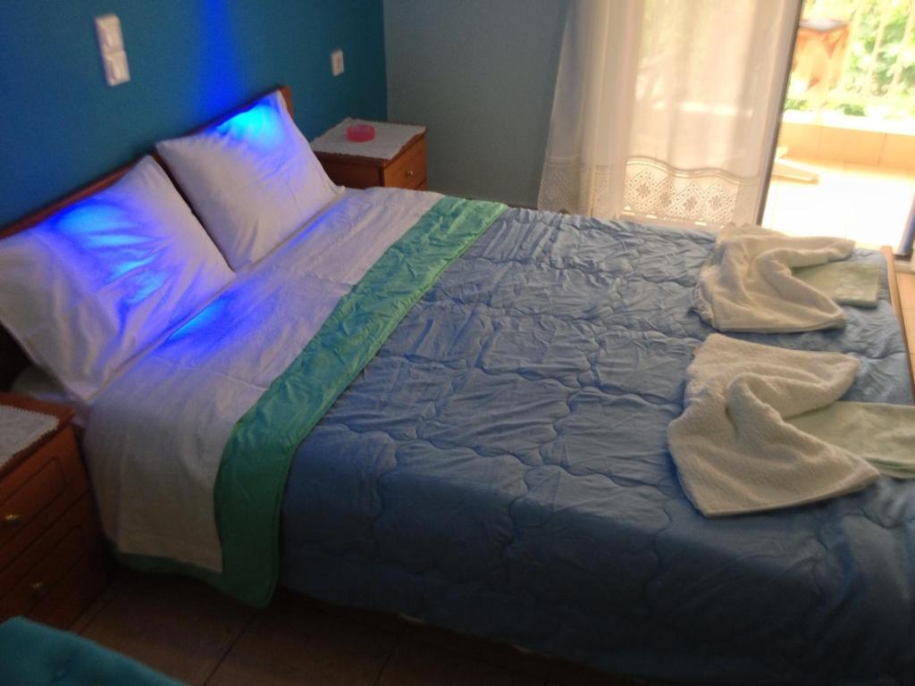 Kostas Rooms Votsi  Bilik gambar