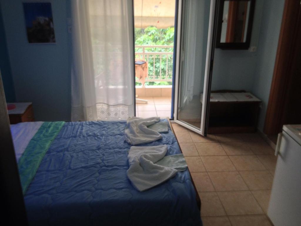 Kostas Rooms Votsi  Bilik gambar