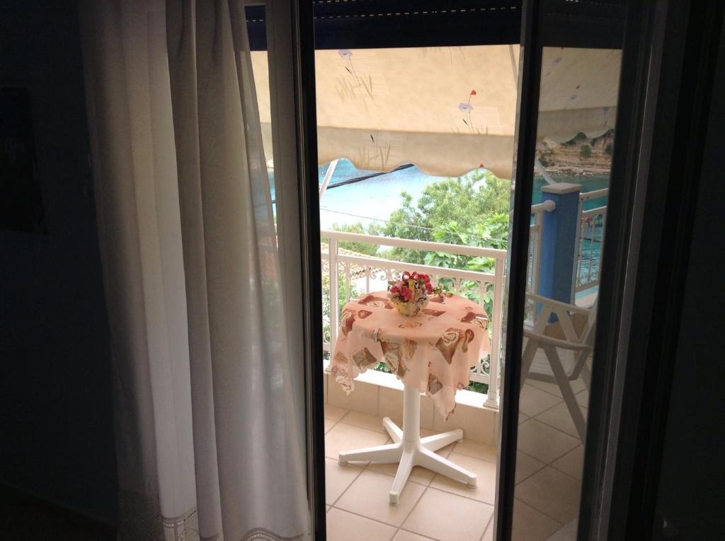 Kostas Rooms Votsi  Bilik gambar